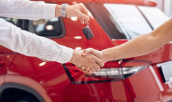 Concessionnaire automobile proposant des extensions de garantie